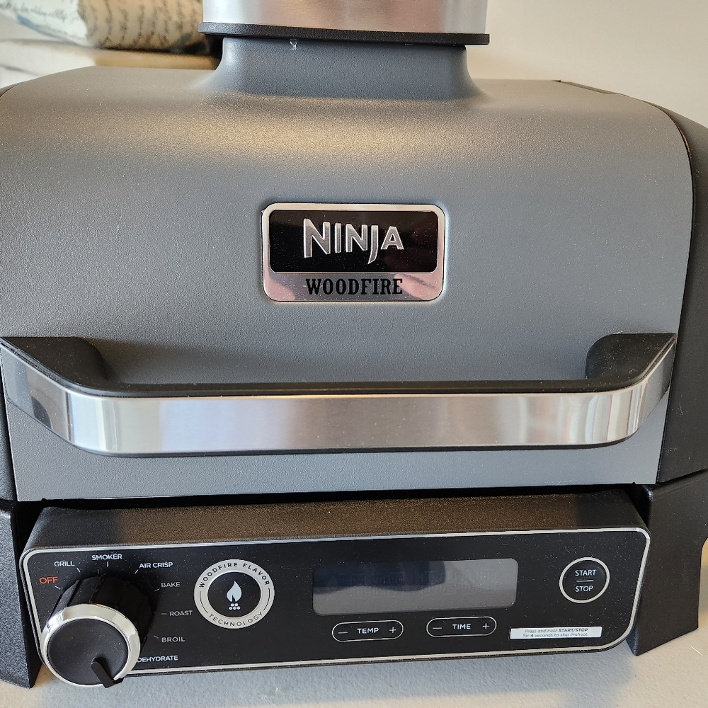 Sale...Ninja 7-in-1 Woodfire Electric Outdoor Grill &Air Fryer. (New Out Of Box)